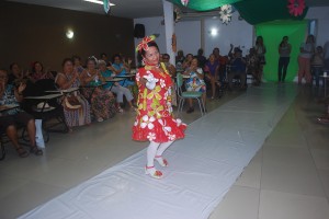Festa -com- desfile- marca o encerramento- da primavera -no Projeto Crescer 61
