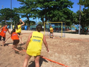 Integração- entre os- cursos foi reforçada- nos Jogos -de -Praia do -Cesmac  1