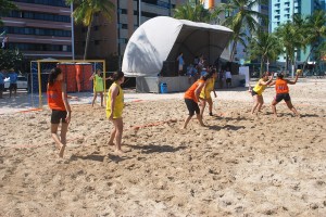 Integração- entre os- cursos foi reforçada- nos Jogos -de -Praia do -Cesmac  1