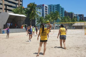Integração- entre os- cursos foi reforçada- nos Jogos -de -Praia do -Cesmac  1
