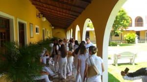 Universitários do- curso de Enfermagem -do Cesmac visitam- Casa do Pobre 1