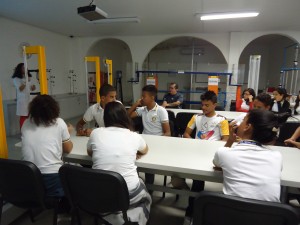 Projeto- de- Extensão- desenvolve -atividade -com- alunos -de- escola- pública