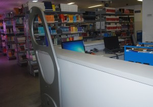 Editora- Saraiva- disponibiliza- display -com- livros- no- Cesmac 05
