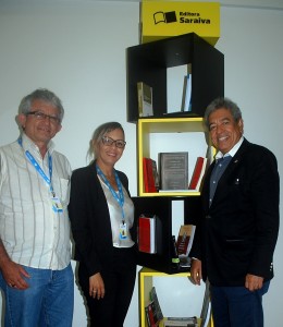 Editora- Saraiva- disponibiliza- display -com- livros- no- Cesmac 05