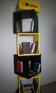 Editora- Saraiva- disponibiliza- display -com- livros- no- Cesmac 05