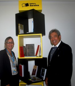 Editora- Saraiva- disponibiliza- display -com- livros- no- Cesmac 05