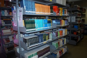 Editora- Saraiva- disponibiliza- display -com- livros- no- Cesmac 05