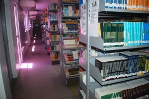 Editora- Saraiva- disponibiliza- display -com- livros- no- Cesmac 05