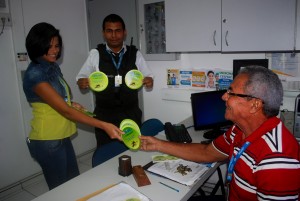 Colaboradores- do- Cesmac- recebem- adesivo-s da -Campanha -Aedes -Aegypti 17