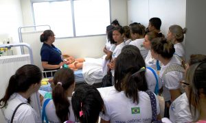 Alunos do Centro Brasileiro de Cursos visitam estrutura do Cesmac 06