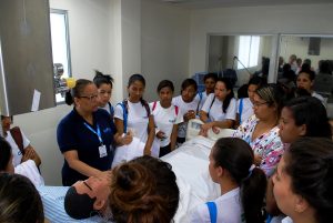 Alunos do Centro Brasileiro de Cursos visitam estrutura do Cesmac 06