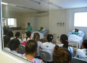 Alunos do Centro Brasileiro de Cursos visitam estrutura do Cesmac 06