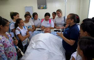Alunos do Centro Brasileiro de Cursos visitam estrutura do Cesmac 06