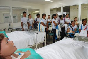 Alunos do Centro Brasileiro de Cursos visitam estrutura do Cesmac 06