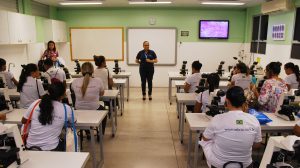 Alunos do Centro Brasileiro de Cursos visitam estrutura do Cesmac 06