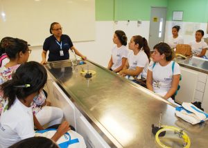 Alunos do Centro Brasileiro de Cursos visitam estrutura do Cesmac 06