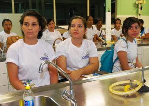 Alunos do Centro Brasileiro de Cursos visitam estrutura do Cesmac 06