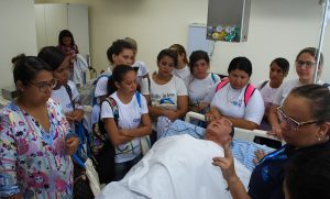 Alunos do Centro Brasileiro de Cursos visitam estrutura do Cesmac 06