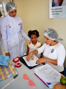 Estudantes- participam- do- Projeto -OdontoSchoolCare- Cesmac 14