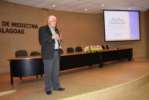 Pioneiro- em- transplante- de- fígado- lança- livro- em- Maceió-Cesmac (03)