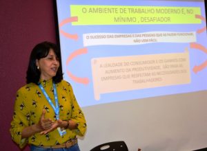 Professora- Sílvia- Néli, do- curso- de- Administração, ministra- palestra (22)