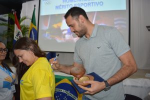 atleta-da-selecao-brasileira-de-volei-mauricio-borges-recebe-homenagem-do-cesmac-122
