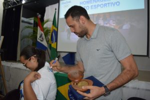 atleta-da-selecao-brasileira-de-volei-mauricio-borges-recebe-homenagem-do-cesmac-122