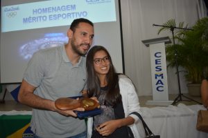 atleta-da-selecao-brasileira-de-volei-mauricio-borges-recebe-homenagem-do-cesmac-122