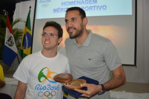 atleta-da-selecao-brasileira-de-volei-mauricio-borges-recebe-homenagem-do-cesmac-122