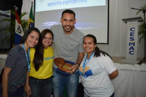 atleta-da-selecao-brasileira-de-volei-mauricio-borges-recebe-homenagem-do-cesmac-122