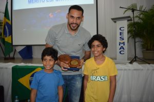 atleta-da-selecao-brasileira-de-volei-mauricio-borges-recebe-homenagem-do-cesmac-122
