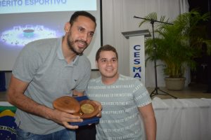 atleta-da-selecao-brasileira-de-volei-mauricio-borges-recebe-homenagem-do-cesmac-122