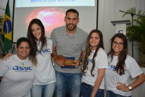 atleta-da-selecao-brasileira-de-volei-mauricio-borges-recebe-homenagem-do-cesmac-122