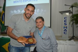 atleta-da-selecao-brasileira-de-volei-mauricio-borges-recebe-homenagem-do-cesmac-122