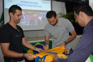 atleta-da-selecao-brasileira-de-volei-mauricio-borges-recebe-homenagem-do-cesmac-122