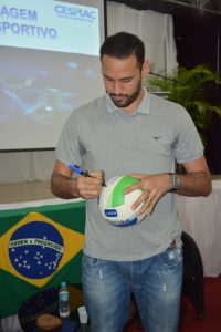 atleta-da-selecao-brasileira-de-volei-mauricio-borges-recebe-homenagem-do-cesmac-122