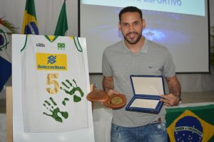 atleta-da-selecao-brasileira-de-volei-mauricio-borges-recebe-homenagem-do-cesmac-122