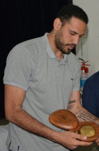 atleta-da-selecao-brasileira-de-volei-mauricio-borges-recebe-homenagem-do-cesmac-122