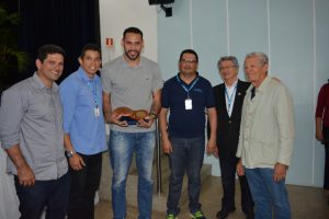 atleta-da-selecao-brasileira-de-volei-mauricio-borges-recebe-homenagem-do-cesmac-122