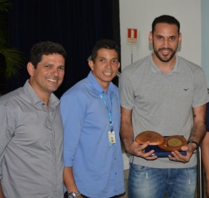 atleta-da-selecao-brasileira-de-volei-mauricio-borges-recebe-homenagem-do-cesmac-122