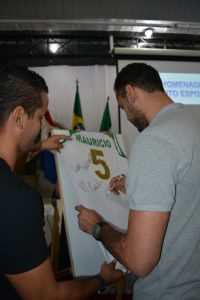 atleta-da-selecao-brasileira-de-volei-mauricio-borges-recebe-homenagem-do-cesmac-122