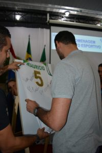 atleta-da-selecao-brasileira-de-volei-mauricio-borges-recebe-homenagem-do-cesmac-122