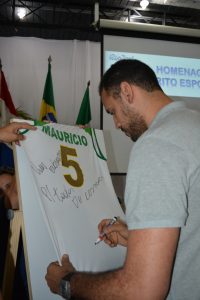 atleta-da-selecao-brasileira-de-volei-mauricio-borges-recebe-homenagem-do-cesmac-122