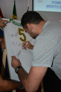atleta-da-selecao-brasileira-de-volei-mauricio-borges-recebe-homenagem-do-cesmac-122