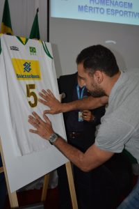 atleta-da-selecao-brasileira-de-volei-mauricio-borges-recebe-homenagem-do-cesmac-122