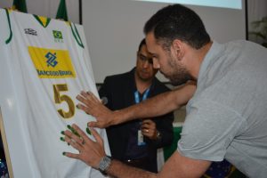 atleta-da-selecao-brasileira-de-volei-mauricio-borges-recebe-homenagem-do-cesmac-122