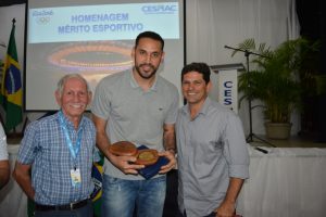 atleta-da-selecao-brasileira-de-volei-mauricio-borges-recebe-homenagem-do-cesmac-122