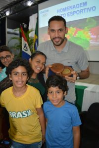 atleta-da-selecao-brasileira-de-volei-mauricio-borges-recebe-homenagem-do-cesmac-122