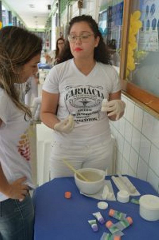 curso-de-farmacia-faz-acao-com-medicamentos-e-cosmeticos-cesmac-59