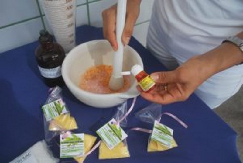 curso-de-farmacia-faz-acao-com-medicamentos-e-cosmeticos-cesmac-59